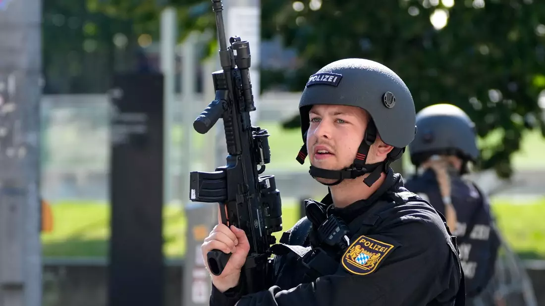 Die Polizei ist seit dem Morgen im Einsatz. - Bild: Matthias Schrader/AP