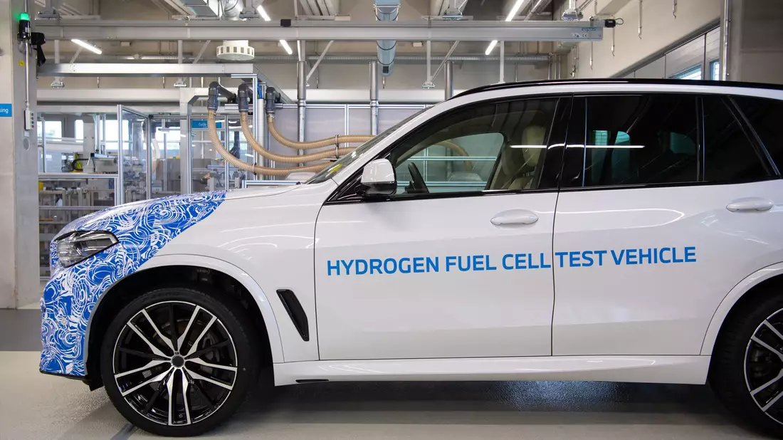 Ein BMW X5 mit Brennstoffzellensystem ist im BMW-Forschungszentrum zu sehen. (Archivbild) - Bild: Sven Hoppe/dpa