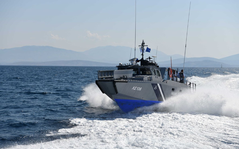 Fünf Männer sollen als mutmaßliche Schleuser festgenommen und der Justiz vorgeführt worden sein. (Archivbild) - Foto: -/Griechische Küstenwache/dpa