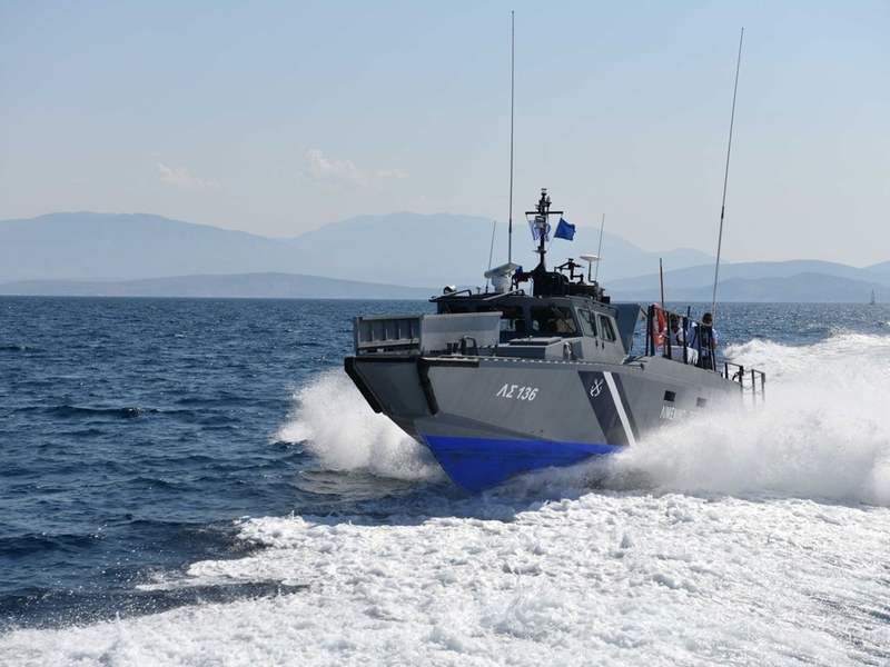 Fünf Männer sollen als mutmaßliche Schleuser festgenommen und der Justiz vorgeführt worden sein. (Archivbild) - Foto: -/Griechische Küstenwache/dpa