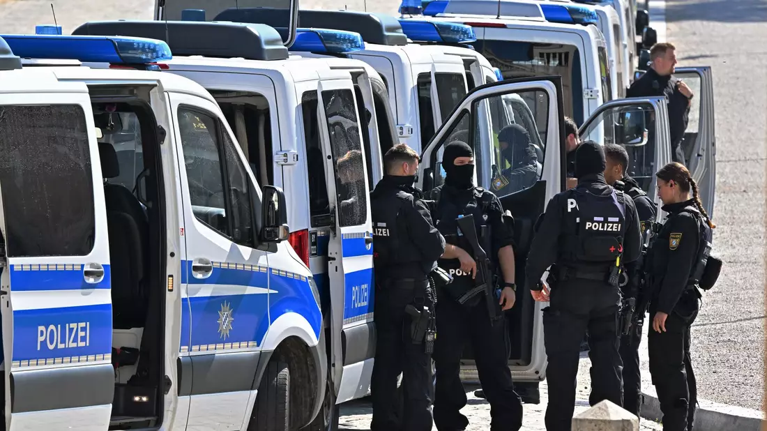 Zahlreiche Polizisten, darunter auch Spezialkräfte, waren in der Münchner Innenstadt im Einsatz.  - Bild: Peter Kneffel/dpa