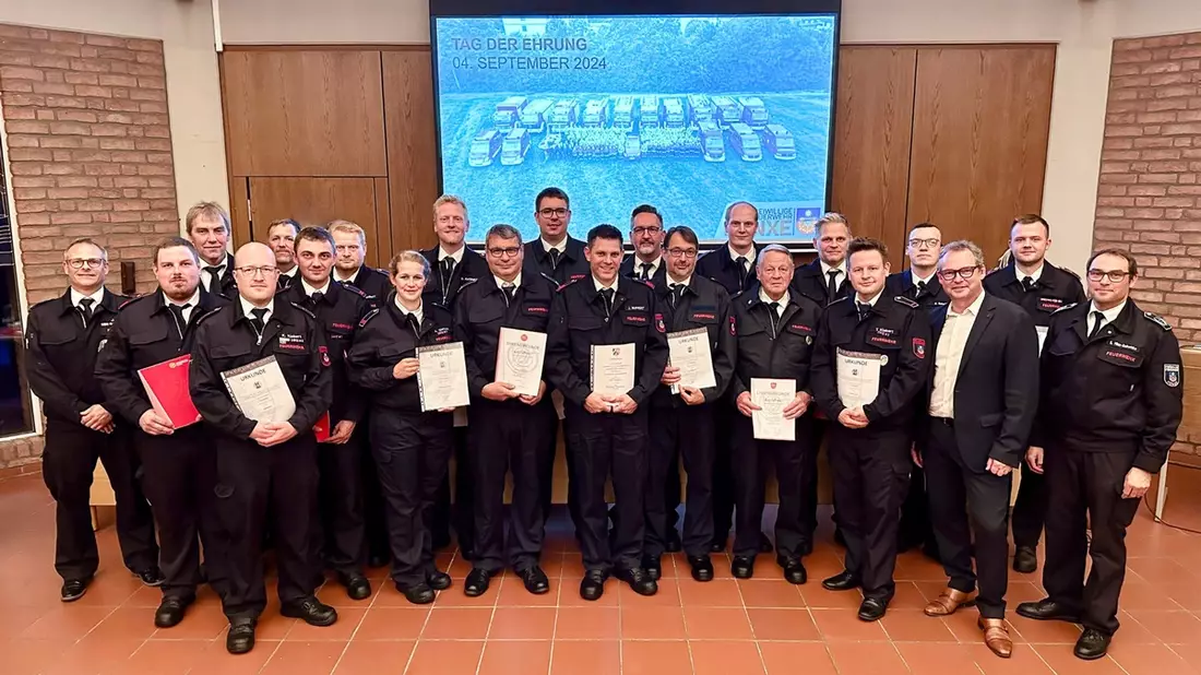 FW Hünxe: Zahlreiche Ehrungen und Beförderungen bei der Feuerwehr Hünxe - Bild: presseportal.de