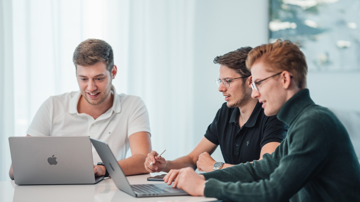 Neue Azubis kommen: Diese Themen müssen bei der Einarbeitung geklärt werden - Foto: presseportal.de