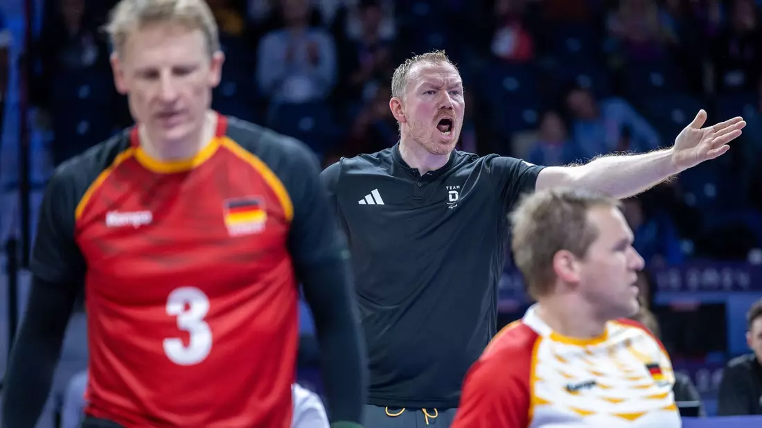 Für die Sitzvolleyballer um Bundestrainer Christoph Herzog geht es nur noch um Bronze. - Bild: Jens Büttner/dpa