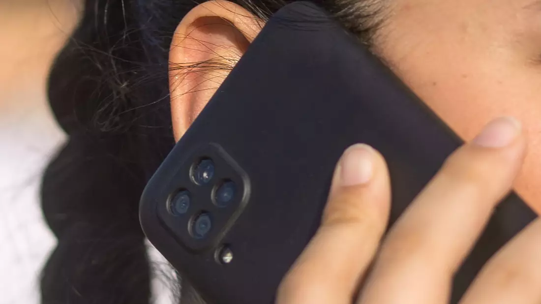 Ob jemand mit dem Handy telefoniert oder nicht: Das Krebsrisiko ist gleich hoch. - Bild: Fernando Gutierrez-Juarez/dpa