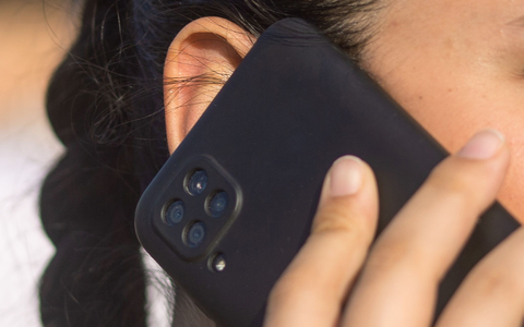 Ob jemand mit dem Handy telefoniert oder nicht: Das Krebsrisiko ist gleich hoch. - Foto: Fernando Gutierrez-Juarez/dpa Ob jemand mit dem Handy telefoniert oder nicht: Das Krebsrisiko ist gleich hoch. - Foto: Fernando Gutierrez-Juarez/dpa