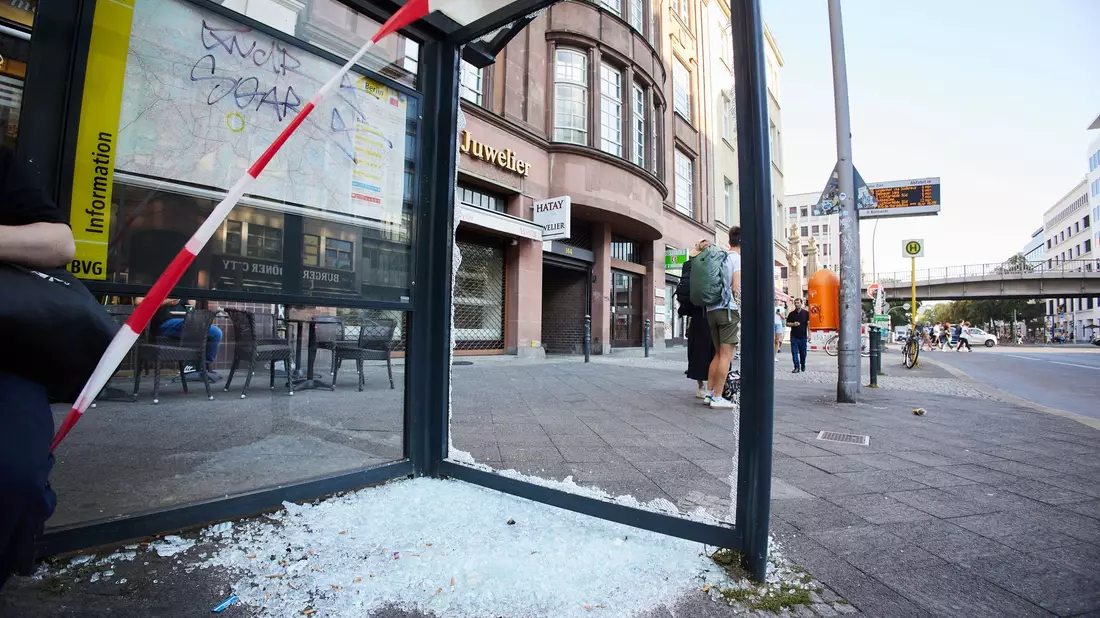 Die Scheibe einer Bushaltestelle ist vermutlich durch Schüsse zerborsten. - Bild: Jörg Carstensen/dpa