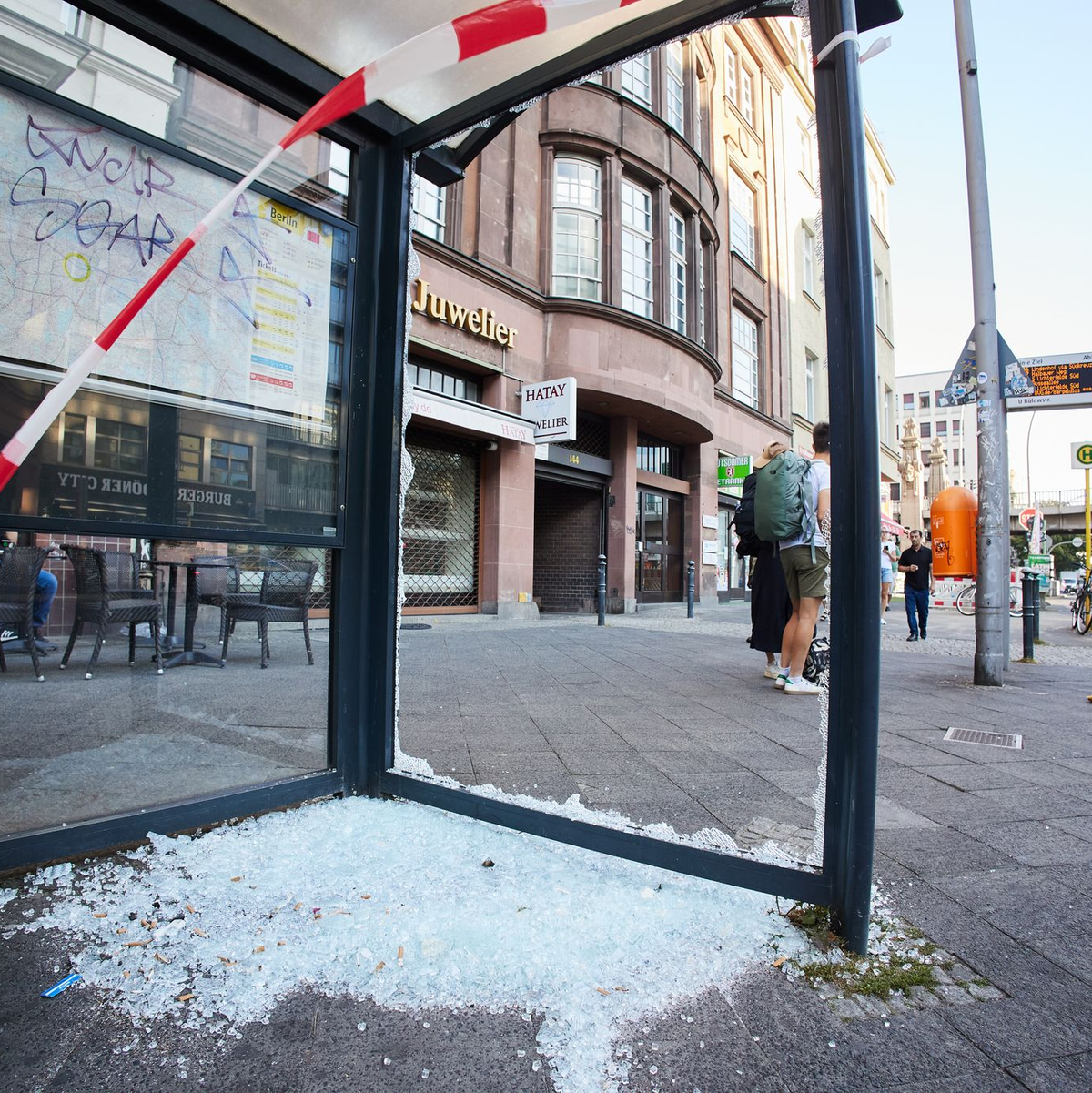Die Scheibe einer Bushaltestelle ist vermutlich durch Schüsse zerborsten. - Foto: Jörg Carstensen/dpa