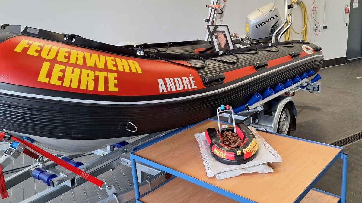 FW Lehrte: Taufe des neuen Rettungsbootes auf den Namen eines verstorbenen Feuerwehrkameraden - Foto: presseportal.de