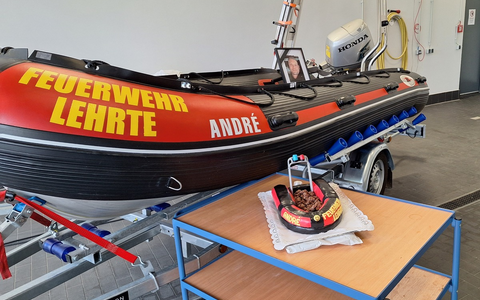FW Lehrte: Taufe des neuen Rettungsbootes auf den Namen eines verstorbenen Feuerwehrkameraden - Foto: presseportal.de FW Lehrte: Taufe des neuen Rettungsbootes auf den Namen eines verstorbenen Feuerwehrkameraden - Foto: presseportal.de