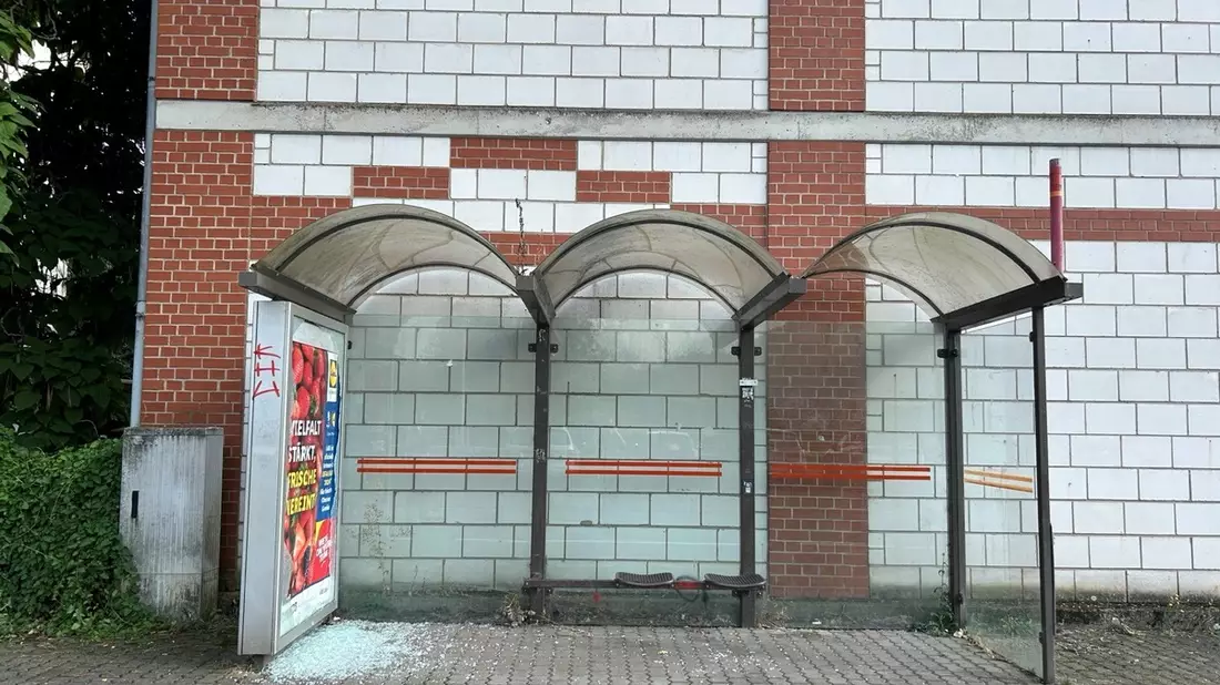 POL-PDTR: Sinnloser Vandalismus - Glas einer Werbeanzeigentafel mittels Stein beschädigt - Bild: presseportal.de