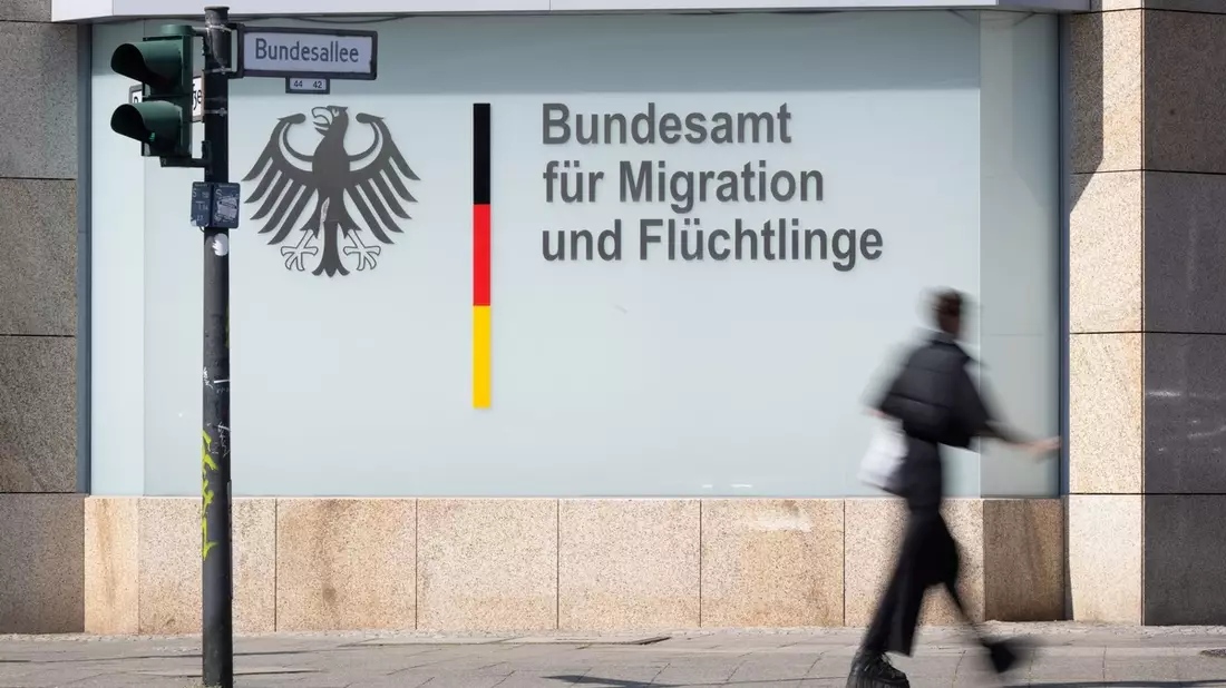 ARD-DeutschlandTREND: Drei von vier Deutschen wünschen sich eine grundsätzlich andere Asyl- und Flüchtlingspolitik +++ Achtung Sperrfrist (Print, Radio und Online): 18.00 Uhr +++ - Bild: presseportal.de