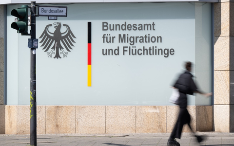 ARD-DeutschlandTREND: Drei von vier Deutschen wünschen sich eine grundsätzlich andere Asyl- und Flüchtlingspolitik +++ Achtung Sperrfrist (Print, Radio und Online): 18.00 Uhr +++ - Foto: presseportal.de