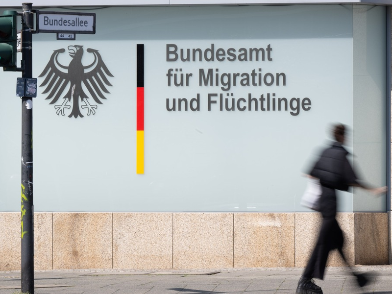 ARD-DeutschlandTREND: Drei von vier Deutschen wünschen sich eine grundsätzlich andere Asyl- und Flüchtlingspolitik +++ Achtung Sperrfrist (Print, Radio und Online): 18.00 Uhr +++ - Foto: presseportal.de