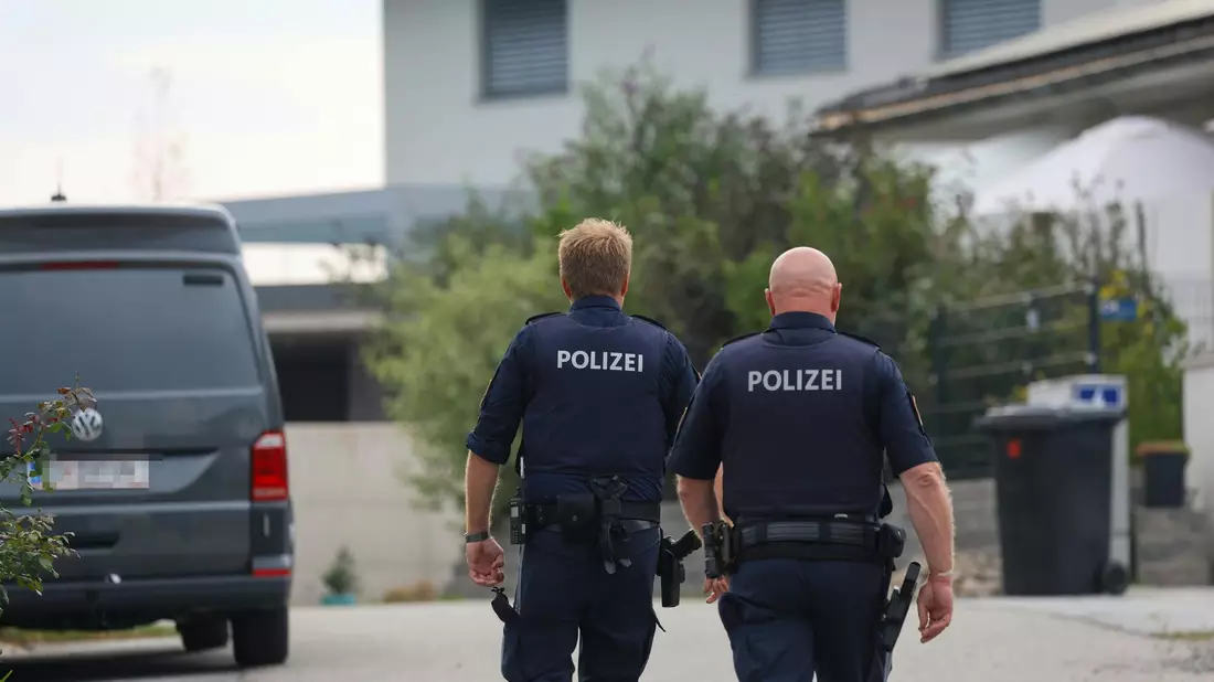 Die Polizei durchsuchte im Salzburger Land den Wohnort des 18-Jährigen. - Bild: Daniel Scharinger/APA/dpa