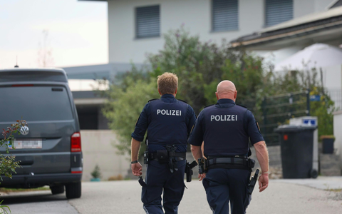 Die Polizei durchsuchte im Salzburger Land den Wohnort des 18-Jährigen. - Foto: Daniel Scharinger/APA/dpa