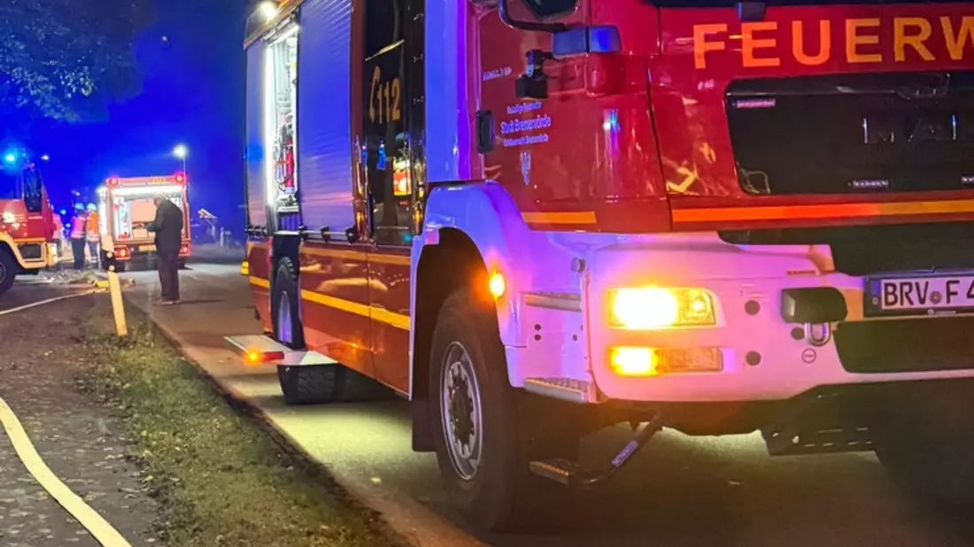 FW-ROW: Unwettereinsatz hält Feuerwehr in Atem: Blitzschlag und überschwemmte Straßen in Bremervörde - Bild: presseportal.de