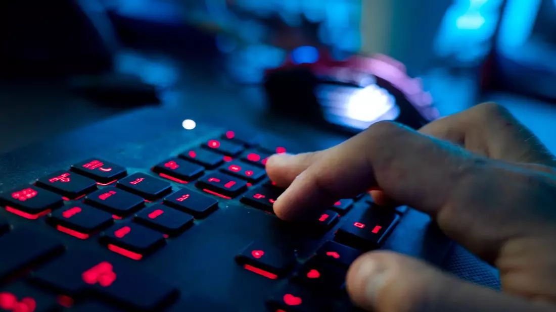 Die US-Justiz ist hinter mehreren Russen her, die hinter einem großen Hacker-Angriff auf die ukrainische Regierung und andere Staaten stecken sollen. (Archivbild) - Bild: Nicolas Armer/dpa