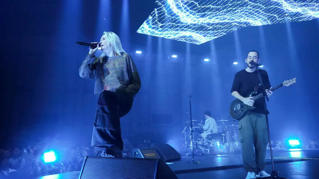 Mike Shinoda (l) und Emily Armstrong, die neue Frontfrau von Linkin Park. - Bild: Jordan Strauss/Invision/AP/dpa