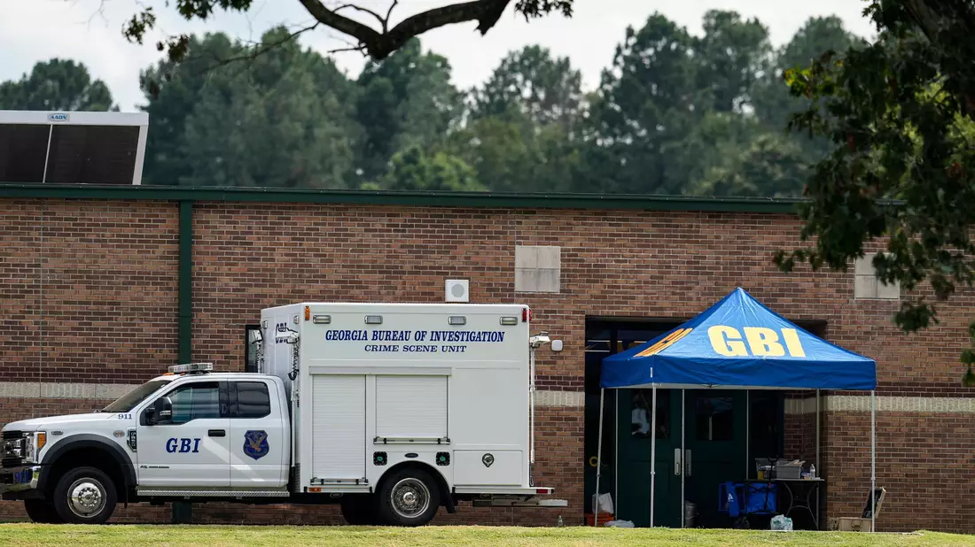 Nach den Schüssen an einer Schule im Bundesstaat Georgia hat die Polizei den Vater des Täters festgenommen. - Bild: Mike Stewart/AP/dpa
