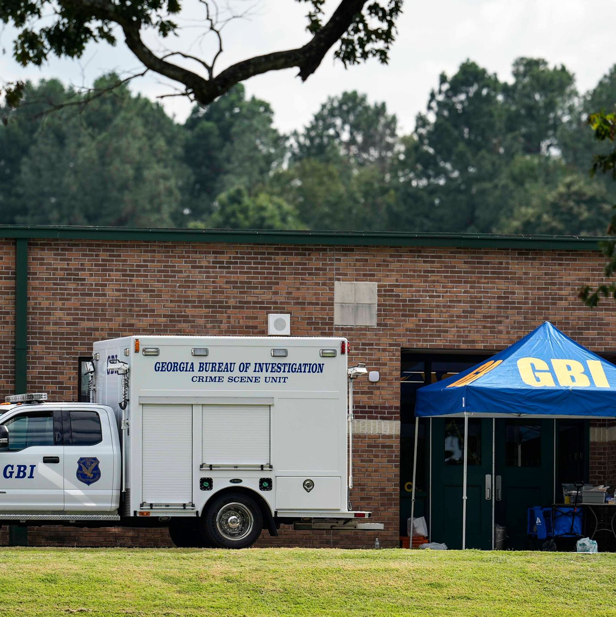 Nach den Schüssen an einer Schule im Bundesstaat Georgia hat die Polizei den Vater des Täters festgenommen. - Foto: Mike Stewart/AP/dpa