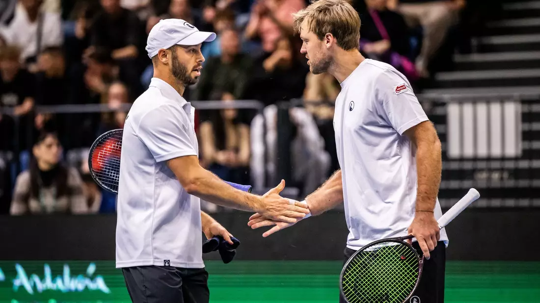 Tim Pütz (l) und Kevin Krawietz dürfen sich über den Einzug in das erste gemeinsame Grand-Slam-Finale freuen. - Bild: Marton Monus/dpa