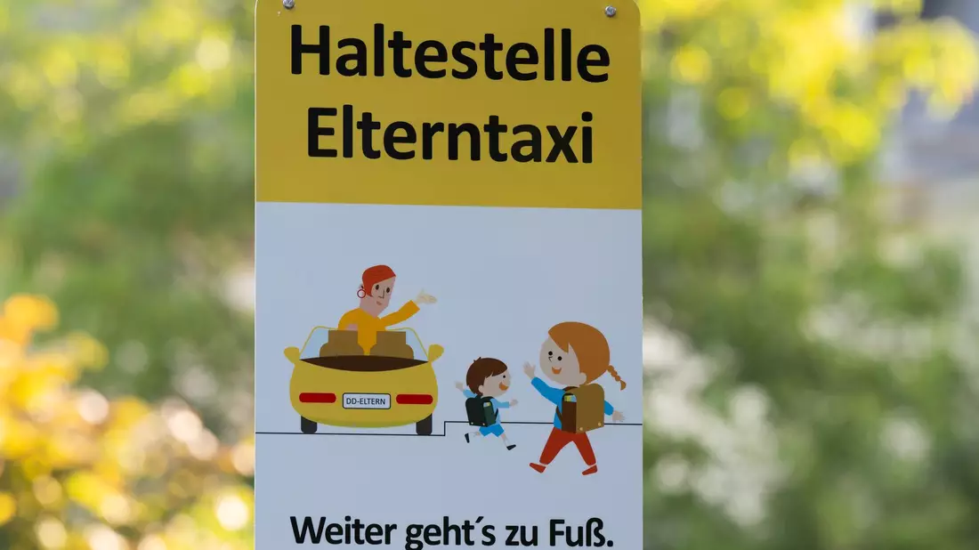 Viele Eltern fürchten, dass durch «Eltern-Taxis» zusätzliche Unfallgefahr für Schüler entsteht. - Bild: Sebastian Kahnert/dpa