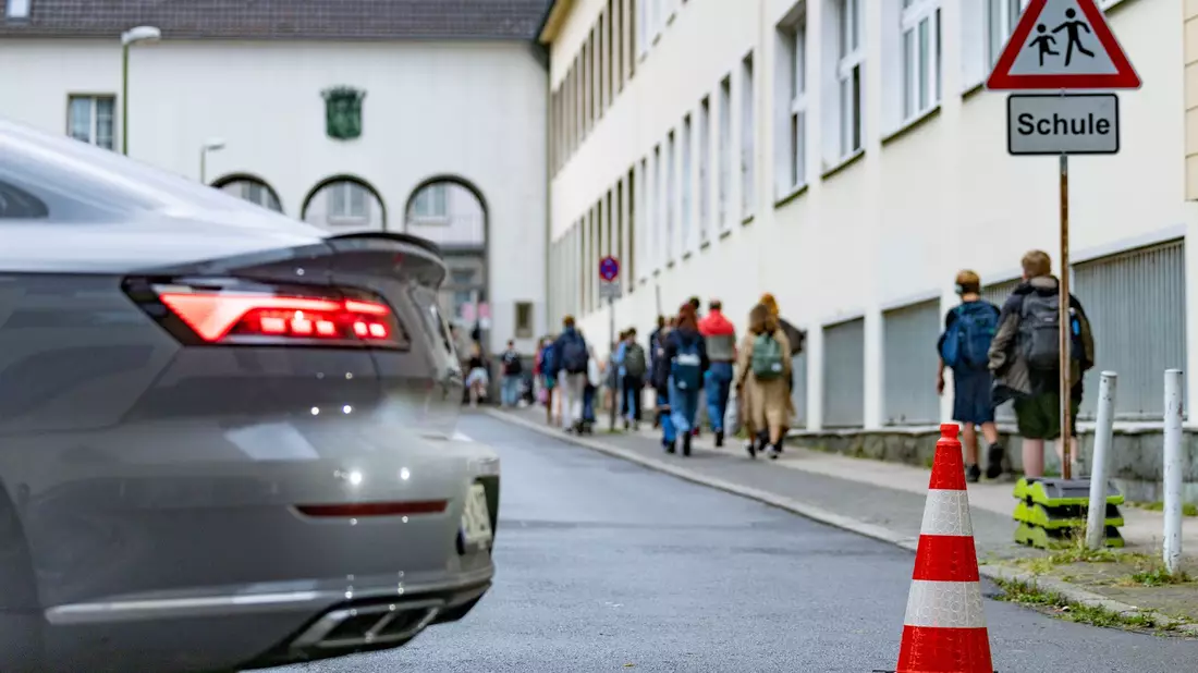 Autoverkehr unmittelbar vor Schultoren - das muss nicht sein, finden viele. - Bild: Christoph Reichwein/dpa