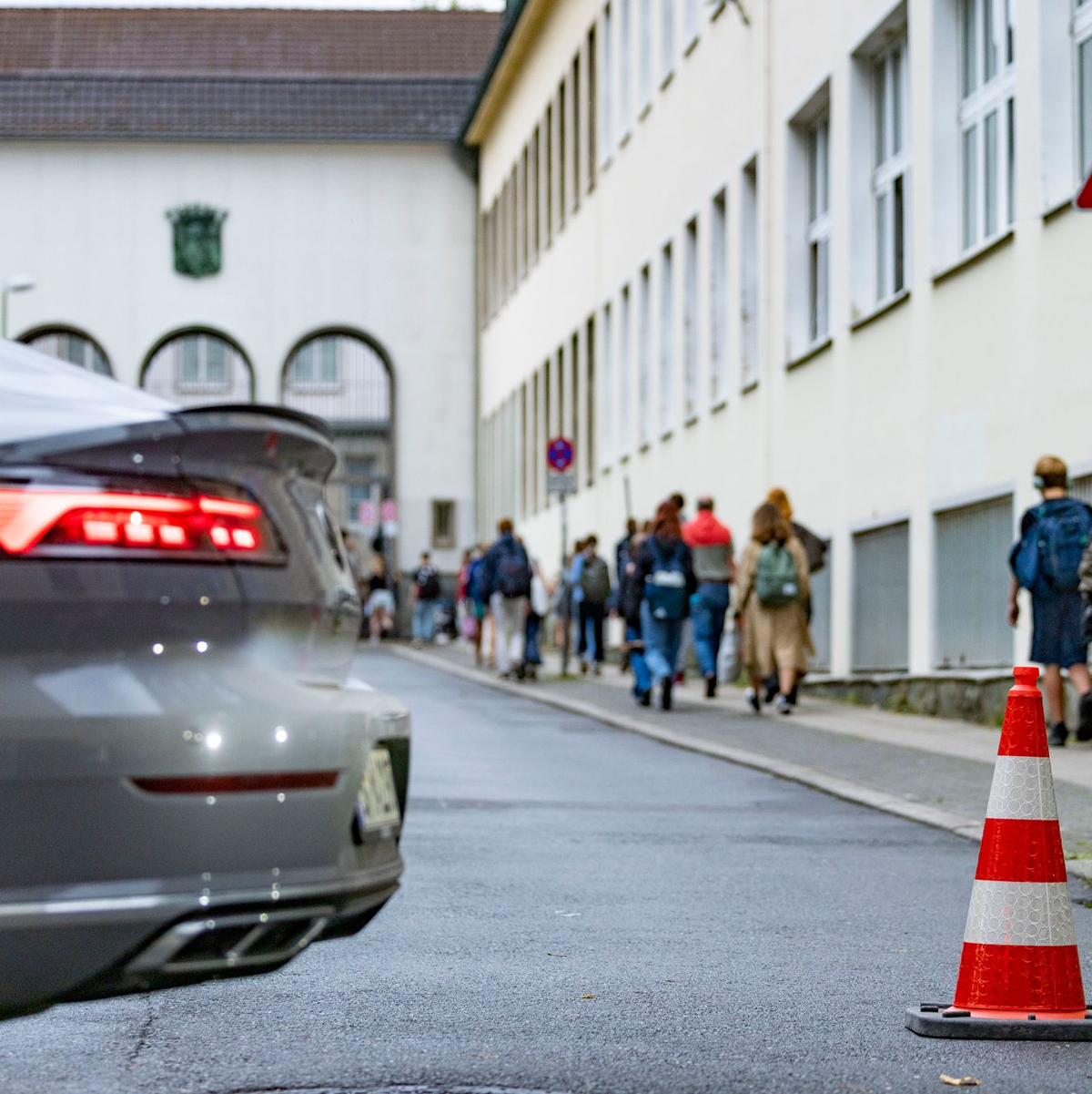 Autoverkehr unmittelbar vor Schultoren - das muss nicht sein, finden viele. - Foto: Christoph Reichwein/dpa