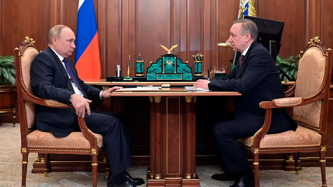 Der russische Präsident Wladimir Putin (links) gilt als Garant dafür, dass in seiner Heimatstadt St. Petersburg der von ihm eingesetzte Gouverneur Alexander Beglow die Kremllinie durchdrückt. (Archivbild)  - Bild: Alexei Nikolsky/Pool Sputnik Kremlin/AP/dpa