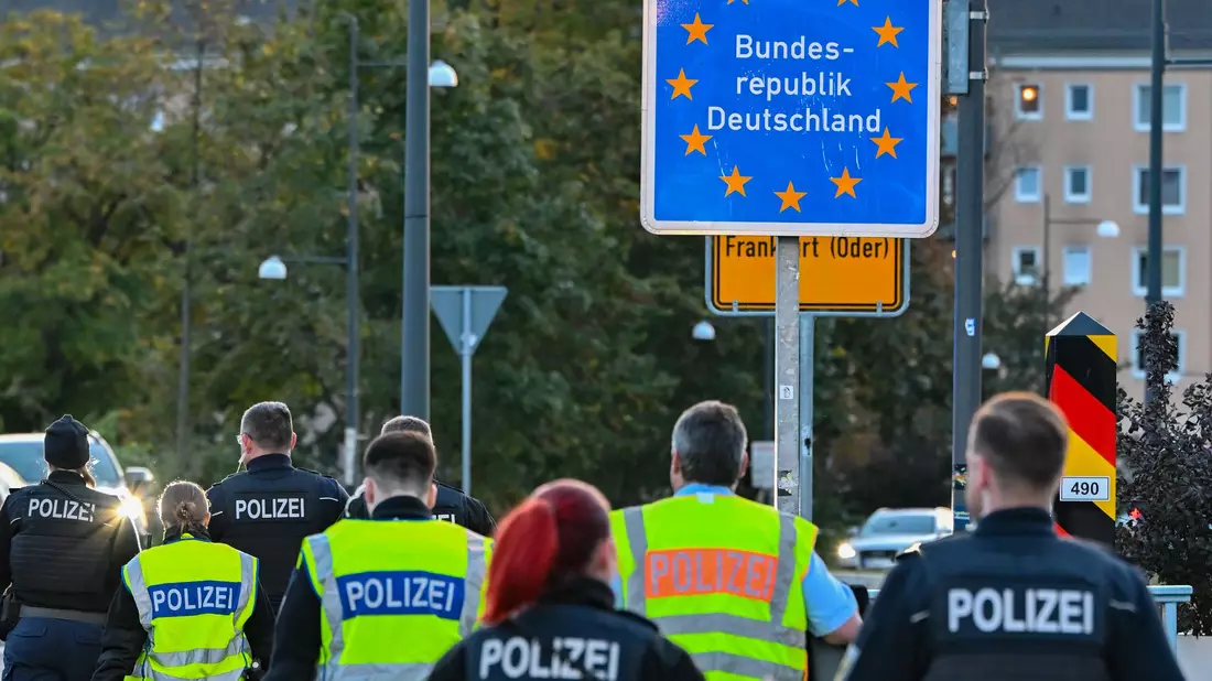 Auch unter Experten umstritten: Zurückweisungen von Migranten an deutschen Grenzen (Archivbild). - Bild: Patrick Pleul/dpa