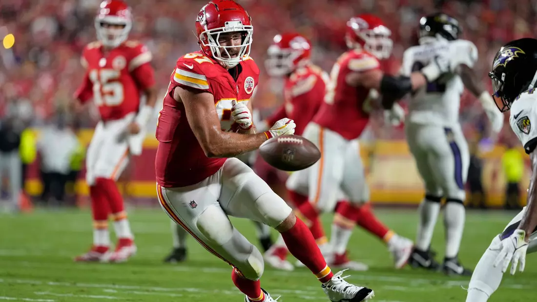 Feierte einen Auftaktsieg mit den Kansas City Chiefs: Travis Kelce - Bild: Ed Zurga/AP/dpa