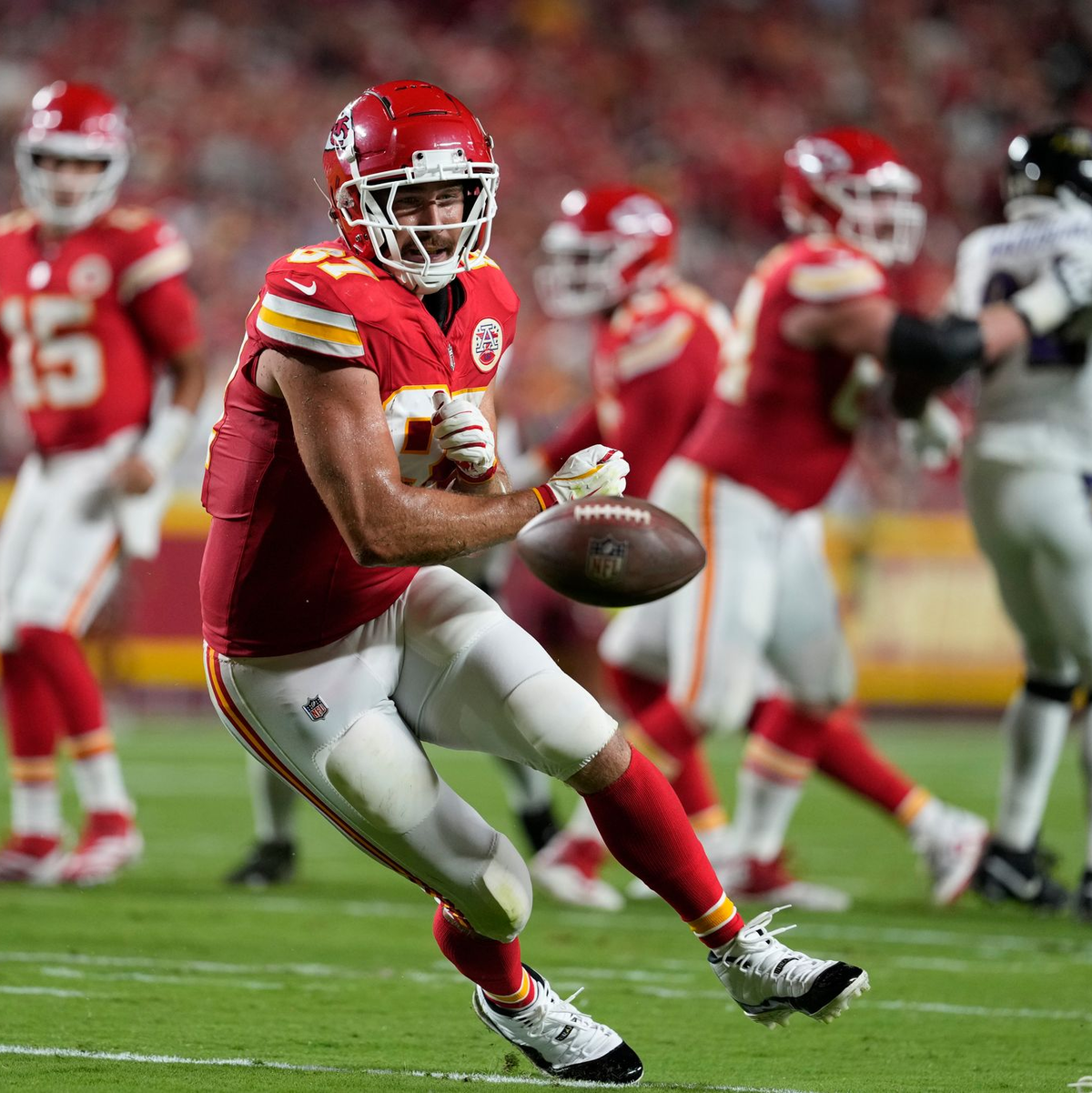 Feierte einen Auftaktsieg mit den Kansas City Chiefs: Travis Kelce - Foto: Ed Zurga/AP/dpa
