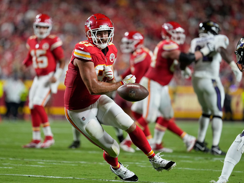Feierte einen Auftaktsieg mit den Kansas City Chiefs: Travis Kelce - Foto: Ed Zurga/AP/dpa