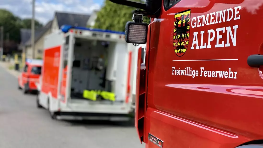 FW Alpen: Tragehilfe Rettungsdienst nach Sturz mit einem Mountainbike - Bild: presseportal.de