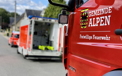 FW Alpen: Tragehilfe Rettungsdienst nach Sturz mit einem Mountainbike - Foto: presseportal.de
