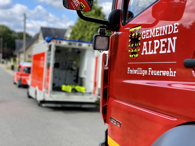 FW Alpen: Tragehilfe Rettungsdienst nach Sturz mit einem Mountainbike - Foto: presseportal.de
