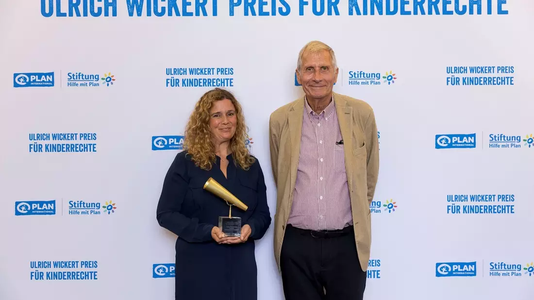 Journalist:innen mit Ulrich Wickert Preis für Kinderrechte 2024 geehrt / Stifter Ulrich Wickert und seine Jury würdigen herausragende Medienbeiträge - Bild: presseportal.de