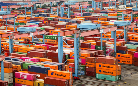 Der Export ist ein Hoffnungsträger für die Wirtschaftsentwicklung. - Foto: Christian Charisius/dpa