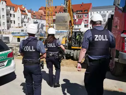 HZA-UL: Misslungener Versteckversuch: Zoll findet illegale Arbeitnehmer - Foto: presseportal.de