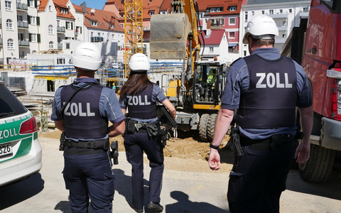 HZA-UL: Misslungener Versteckversuch: Zoll findet illegale Arbeitnehmer - Foto: presseportal.de