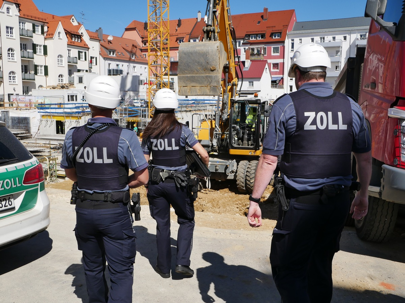 HZA-UL: Misslungener Versteckversuch: Zoll findet illegale Arbeitnehmer - Foto: presseportal.de