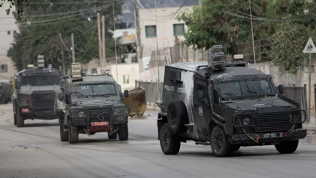 Israelische Panzerfahrzeuge fahren während einer Militäroperation im Westjordanland.n. (Archivbild) - Bild: Majdi Mohammed/AP/dpa