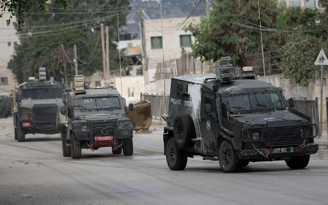 Israelische Panzerfahrzeuge fahren während einer Militäroperation im Westjordanland.n. (Archivbild) - Foto: Majdi Mohammed/AP/dpa