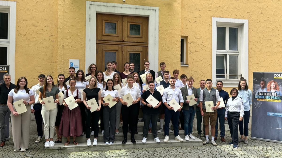 HZA-RO: 30 neue Kolleginnen und Kollegen beim Hauptzollamt Rosenheim vereidigt / Verstärkung im mittleren und gehobenen Zolldienst - Foto: presseportal.de