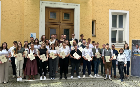 HZA-RO: 30 neue Kolleginnen und Kollegen beim Hauptzollamt Rosenheim vereidigt / VerstÀrkung im mittleren und gehobenen Zolldienst - Foto: presseportal.de HZA-RO: 30 neue Kolleginnen und Kollegen beim Hauptzollamt Rosenheim vereidigt / VerstÀrkung im mittleren und gehobenen Zolldienst - Foto: presseportal.de