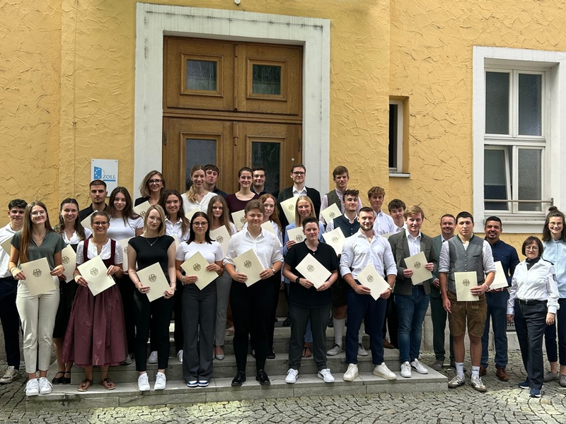 HZA-RO: 30 neue Kolleginnen und Kollegen beim Hauptzollamt Rosenheim vereidigt / Verstärkung im mittleren und gehobenen Zolldienst - Foto: presseportal.de