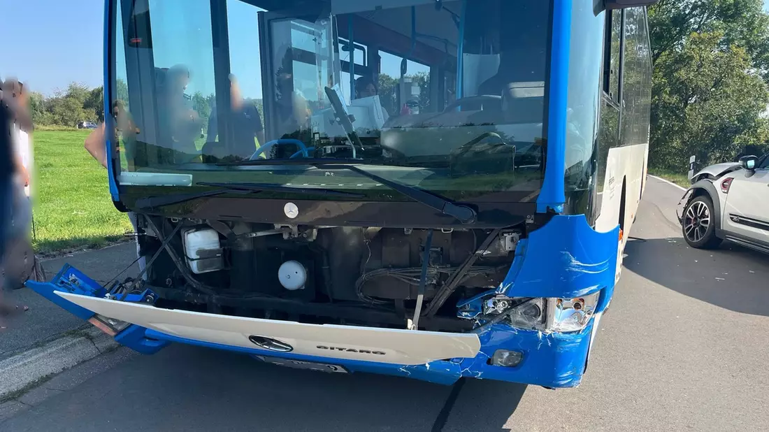 POL-GM: Busfahrer gerät in Gegenverkehr - ein Leichtverletzter - Bild: presseportal.de