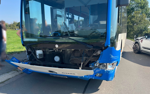 POL-GM: Busfahrer gerät in Gegenverkehr - ein Leichtverletzter - Foto: presseportal.de