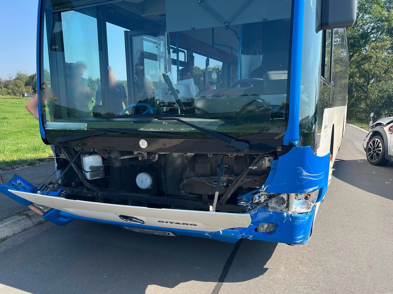 POL-GM: Busfahrer gerät in Gegenverkehr - ein Leichtverletzter - Foto: presseportal.de